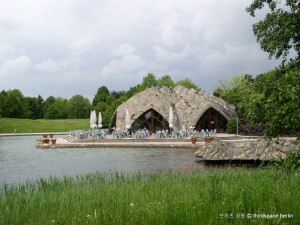 찻집인데 대지건축 개념으로 지어 형상이 매우 독특하다