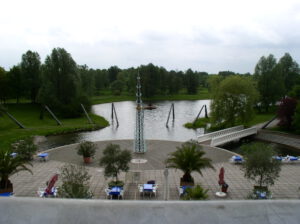 호리병 모양의 연못과 연못가의 광장 해시계