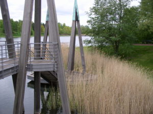 브리츠 공원 연못에 갈대가 자라고 있고 보행자용 멋진 교량이 보인다.